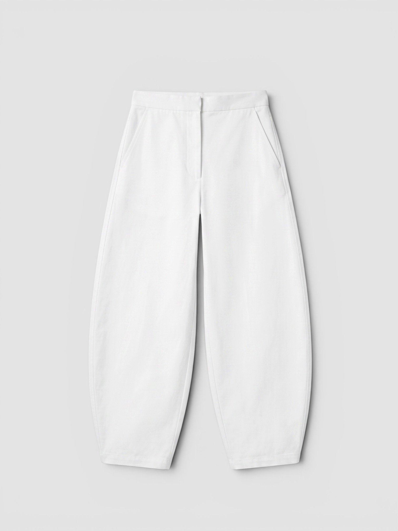 Jacquemus Le Pantalon Ovalo Large in white. Styled by Sharon Lombardo for FDV Concierge.