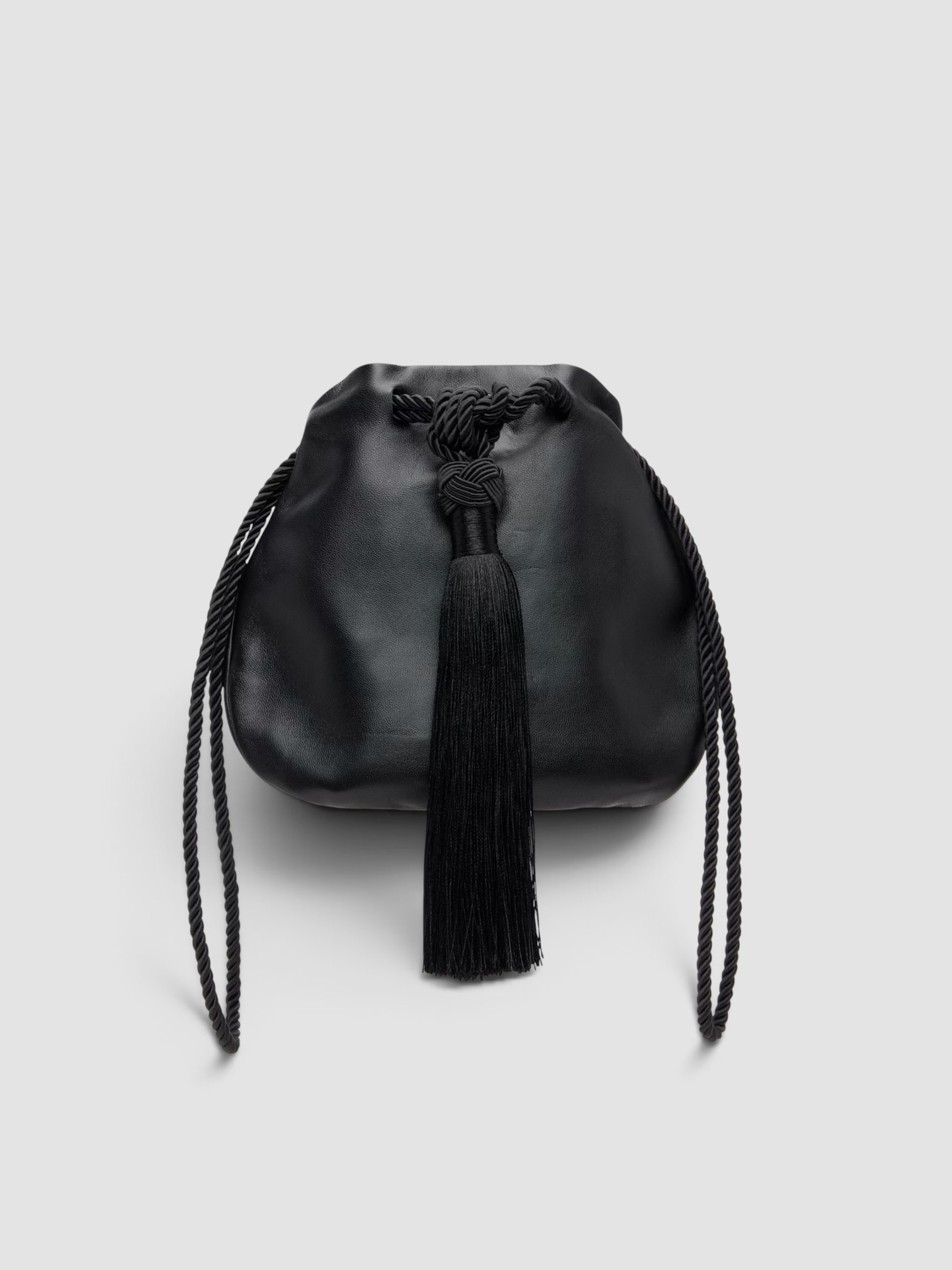 Ayllón Aurora Pouch in black, worn with FIL DE VIE Isadora Dress. Styled by Sharon Lombardo for FDV Concierge.