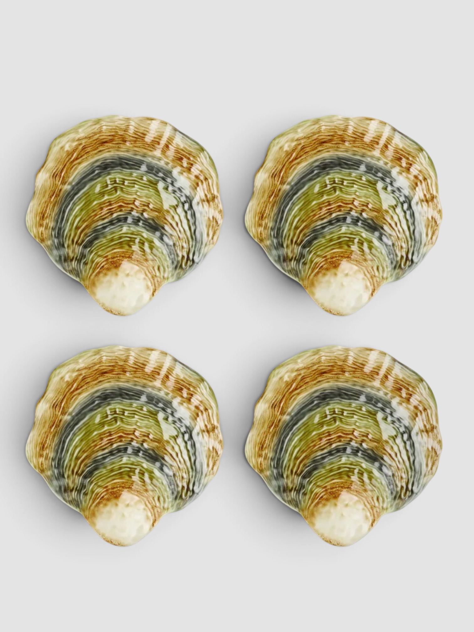 Bordallo Pinheiro Oyster & Scallops Set of 4 Ceramic Charger Plates in multicoloured.