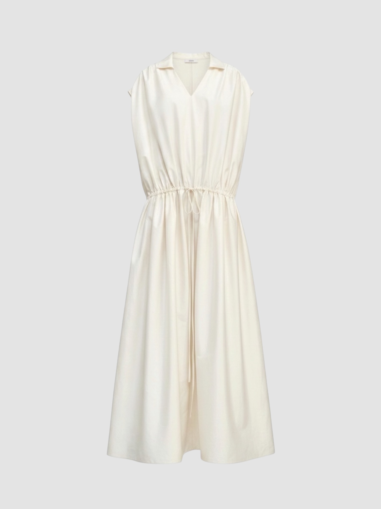Kallmeyer Gillian Drawstring Dress in cream, worn with Dries Van Noten Flat Sandal, Spinelli Kilcollin Amaryllis Ring, Spinelli Kilcollin Petunia Eclipse Ring. Styled by Sharon Lombardo for FDV Concierge.