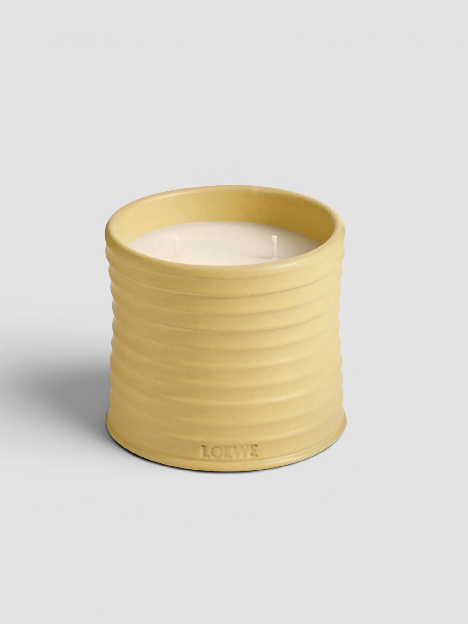 Loewe Honeysuckle Candle in pink.
