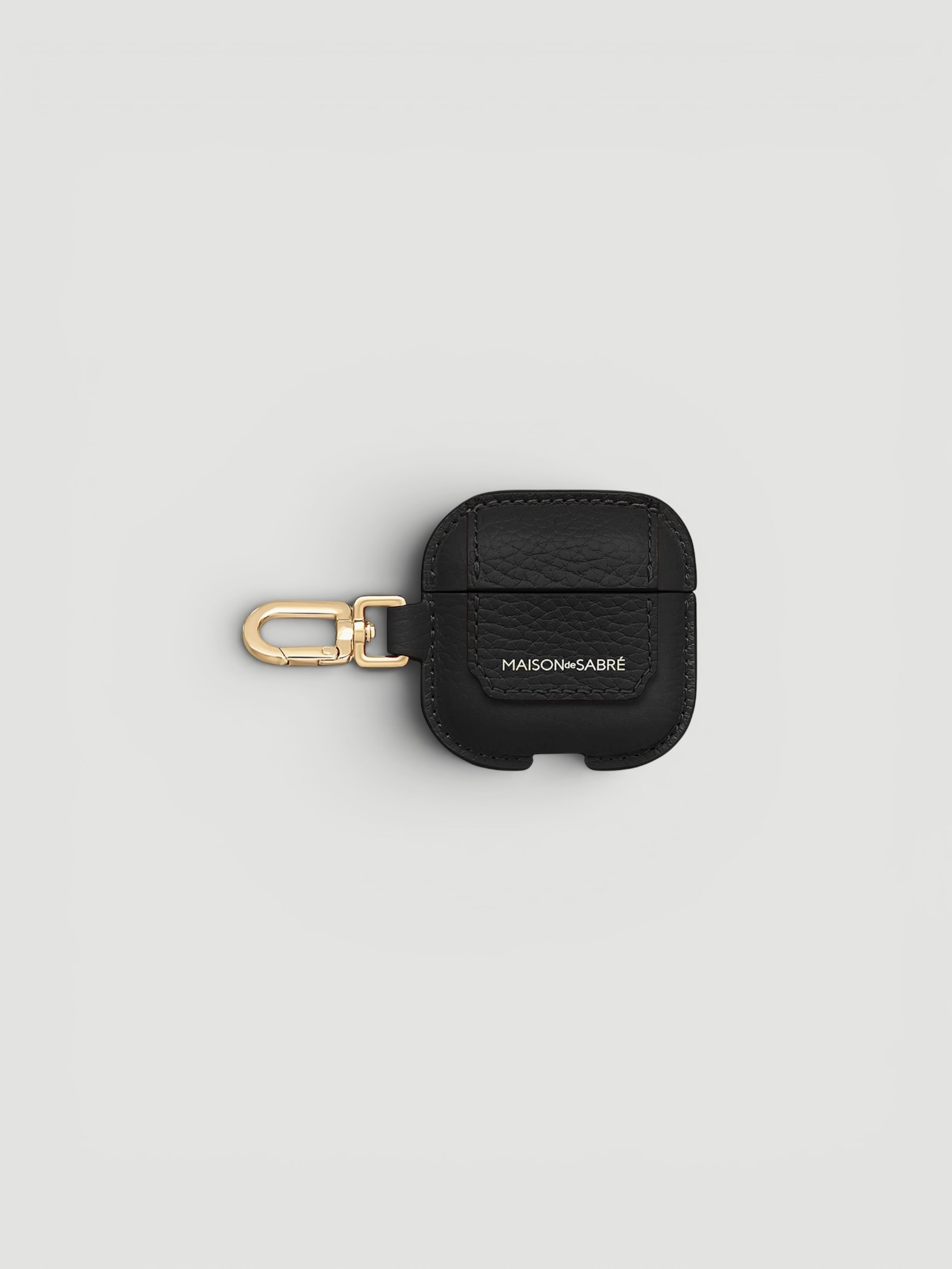 Maison de Sabré The AirPods 4 Case Charm in black.