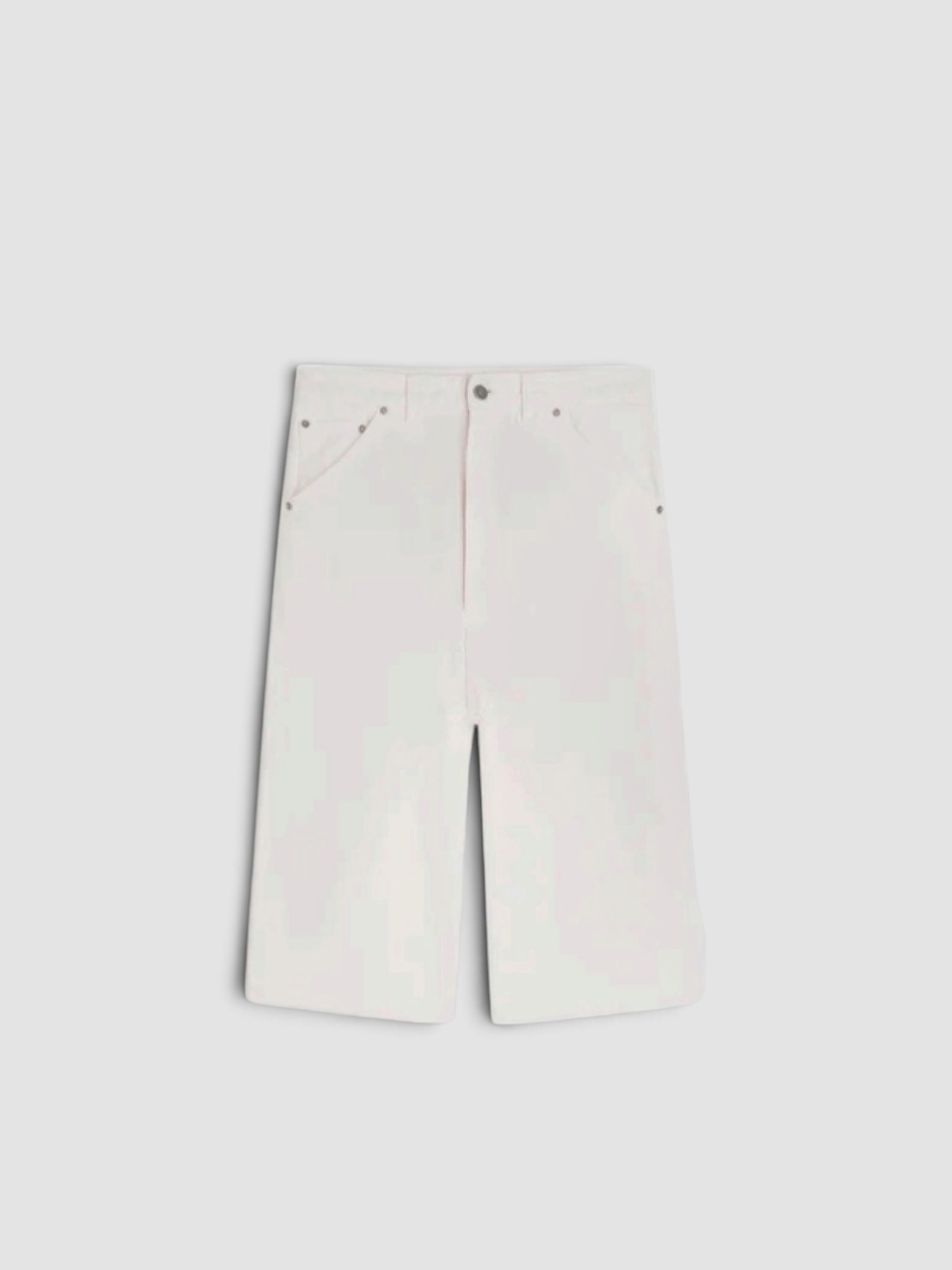 Phoebe Philo Carpenter Shorts in white, worn with phoebe philo black tank top, Phoebe Philo Leather Fisherman Sandals, Phoebe Philo Small Stud Cabas Tote Bag, Phoebe Philo Cruise Sunglasses, walking the city. Styled by Sharon Lombardo for FDV Concierge.