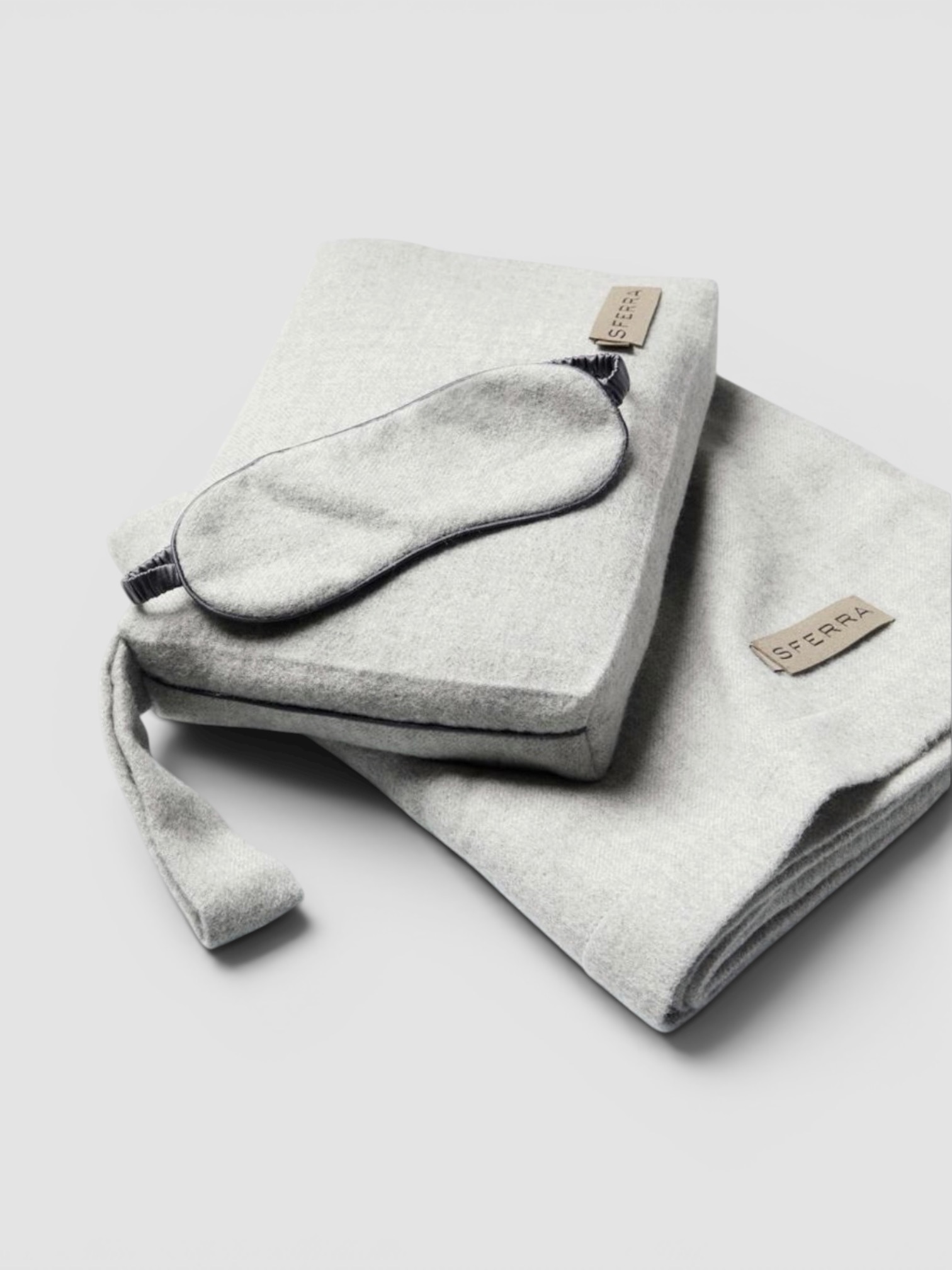 SFERRA Viaggio Travel Set in grey.