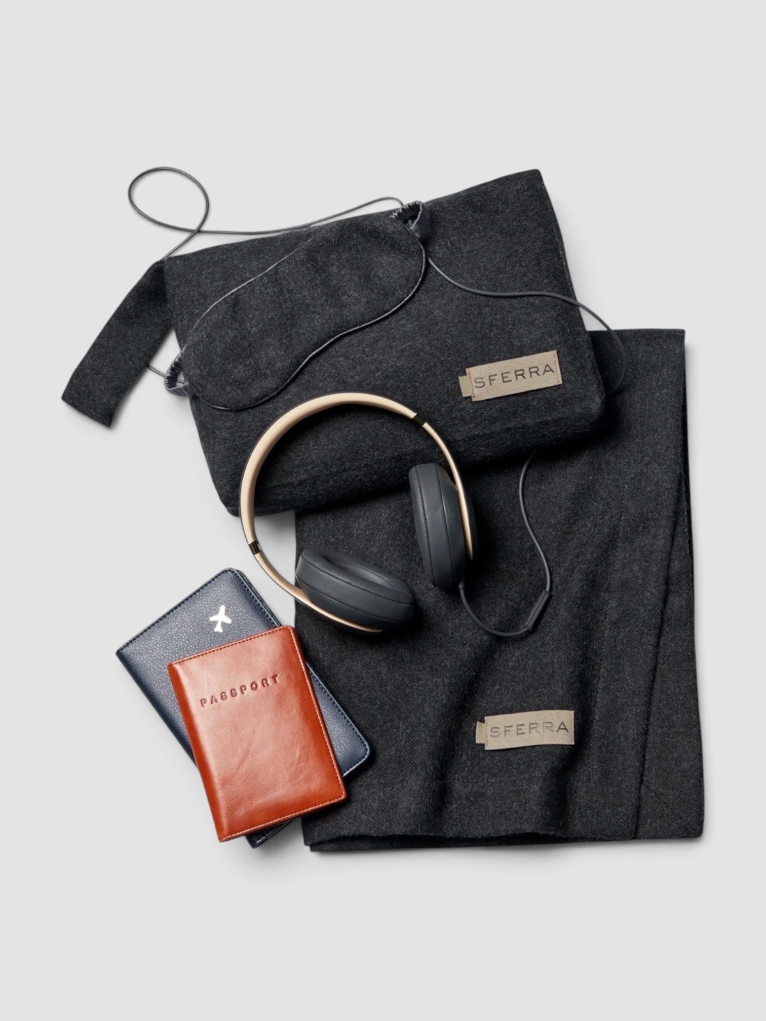 SFERRA Viaggio Travel Set in smoke.
