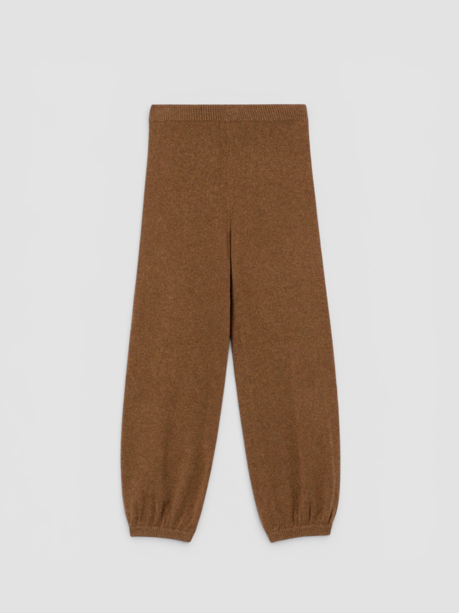 Suzie Kondi Kalamata Cashmere Pant in brown, worn with Suzie Kondi Kismet Cashmere Sweater, Phoebe Philo Pot Cabas Suede and Leather Tote Bag, Phoebe Philo Suede Slides, Spinelli Kilcollin Gravity Chain Necklace. Styled by Sharon Lombardo for FDV Concierge.